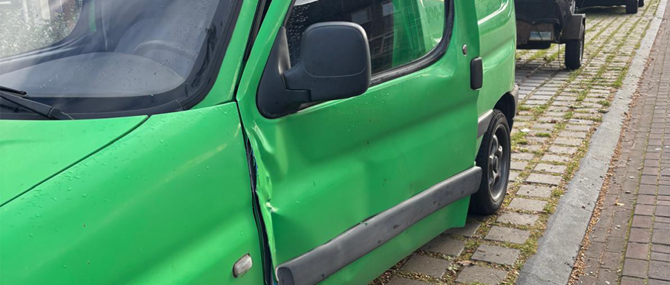 Lijnbus rijdt tegen portier geparkeerde auto