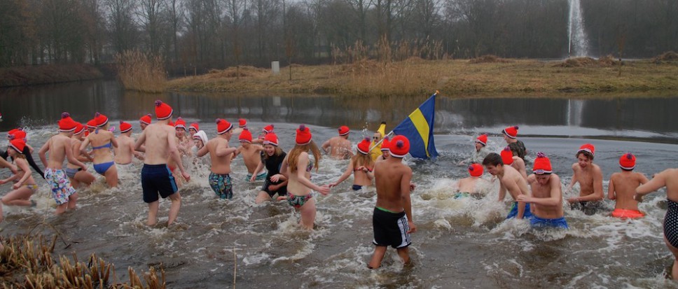 Nieuwjaarsduik 2017: koud en hilarisch